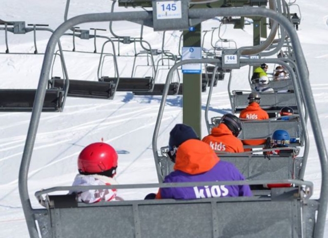 en un teleferico para esquiar